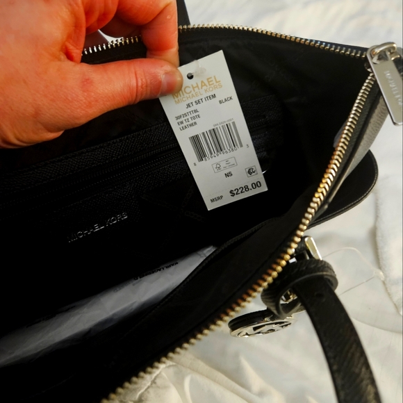 Micheal kors purse - Picture 2 of 2